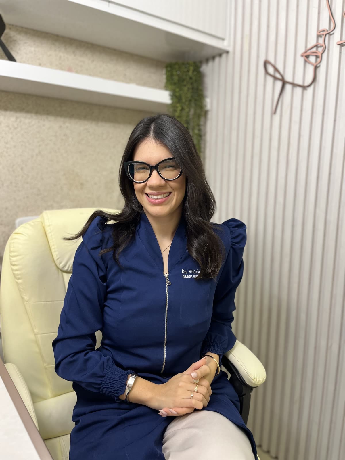 Dra. Vitória Machado em seu consultório em Aracaju